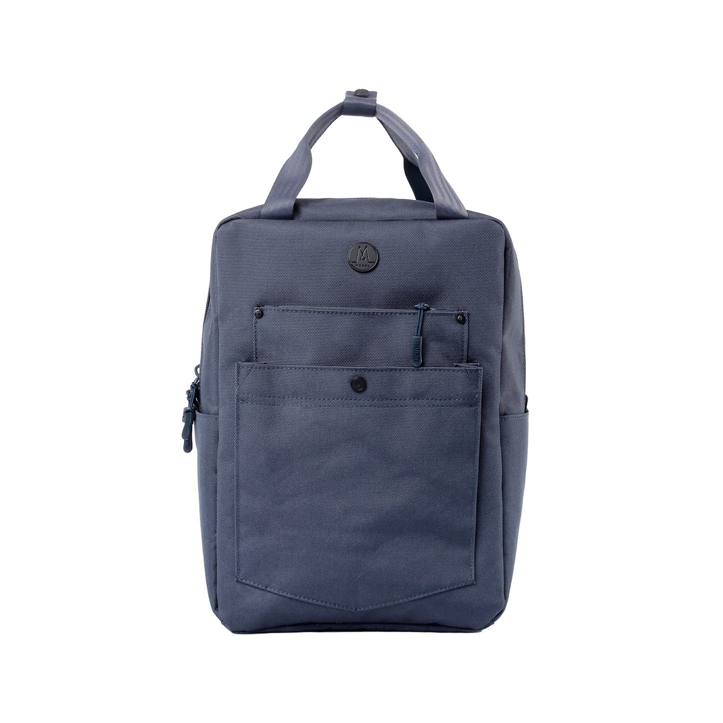 Moral Budd Gizza 13吋電腦背包 Woodland,正面造型俐落,搭配品牌專屬LOGO。外層口袋方便日常收納。