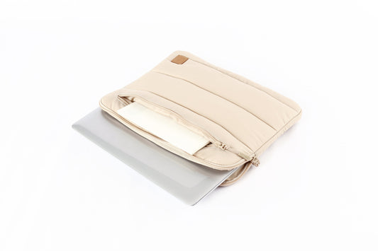 MORAL Chapel 14吋電腦袋米色款,正面設有拉鍊收納口袋與品牌皮革標誌。外型簡約,提供筆記型電腦全方位保護。