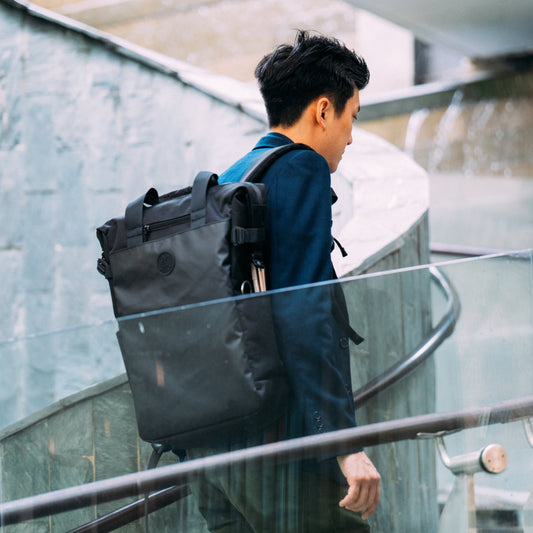 Moral NIGHTHAWKS GROG多用途保冷背包中碼正面展示,展現俐落外型與品牌標誌。主袋容量充足,適合攜帶多瓶飲品外出。