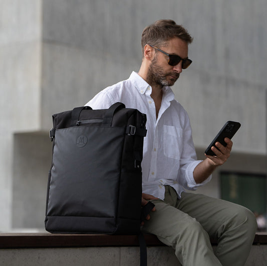 NIGHTHAWKS GROG多用途保冷背包 - 大碼正面展示,搭配品牌經典圓形標誌。俐落設計與防潑水材質,呈現時尚與機能兼具的風格。