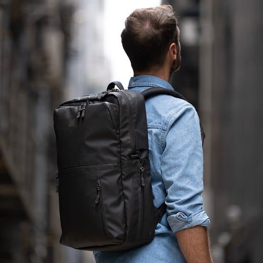 Moral Cecil Trackies 背包,模特展示其肩背功能,適合商務與日常使用