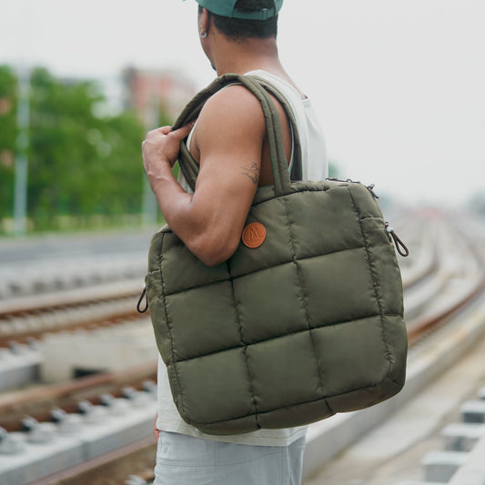 MORAL Chapel 方型單肩包(大)以軍綠色格紋設計,配有品牌真皮標誌。包款容量大且實用,適合日常外出與多元場合使用。