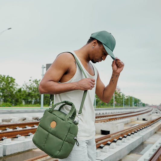 MORAL Chapel 方型單肩包(中)軍綠色款,設有品牌皮革標誌及可調式肩背帶。包款立體有型,適合日常使用。