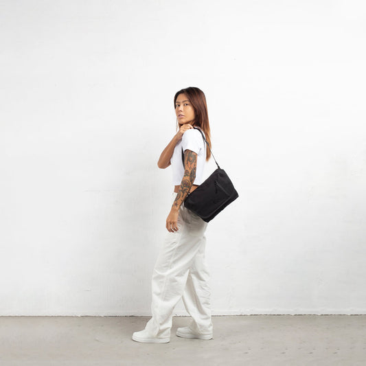 MORAL Northside Bostin 郵差包(中)以黑色設計展現低調時尚。翻蓋搭配品牌標誌細節,實用又有型。