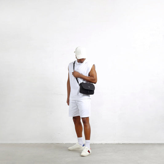 模特背著MORAL Northside Bostin郵差包(小) 詭密黑,展現休閒時尚穿搭。包款設計簡約,適合日常外出使用。