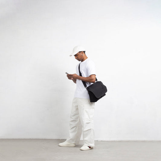 MORAL Northside Bostin 郵差包(大)詭密黑款,展現休閒時尚風格。此包款外型俐落,適合日常通勤或休閒穿搭。