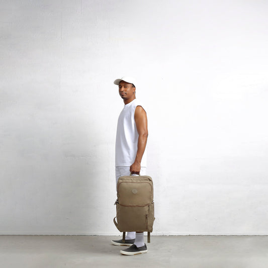 MORAL Cecil Trackies 可生物降解背包,沙色外觀搭配品牌標誌。設計簡約,適合日常攜帶與環保需求。