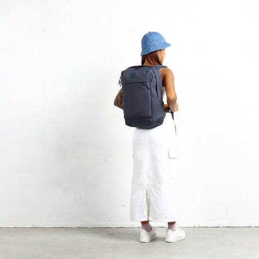 Moral Nova Straya 背包 Woodland模特展示,適合日常通勤與休閒穿搭