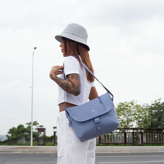 Moral NORTHSIDE 翻蓋郵差包中碼藍色,展現簡約時尚外型。採用可調式肩帶設計,適合日常外出使用。