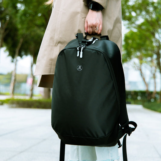 Moral MARQUIS 日常簡約山系時尚背包 Stealth Bomber Edition,以極簡黑色外型展現時尚質感。包身正面設有品牌LOGO與防水拉鍊設計,兼具實用與美觀。