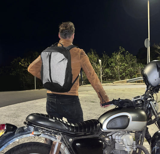 Moral UMAGO STAG II - 3DMX 夜行反光背包於夜間環境中呈現,蜂巢狀反光面板大幅提升可見度。背包設計兼具安全性與時尚感,適合夜間出行。