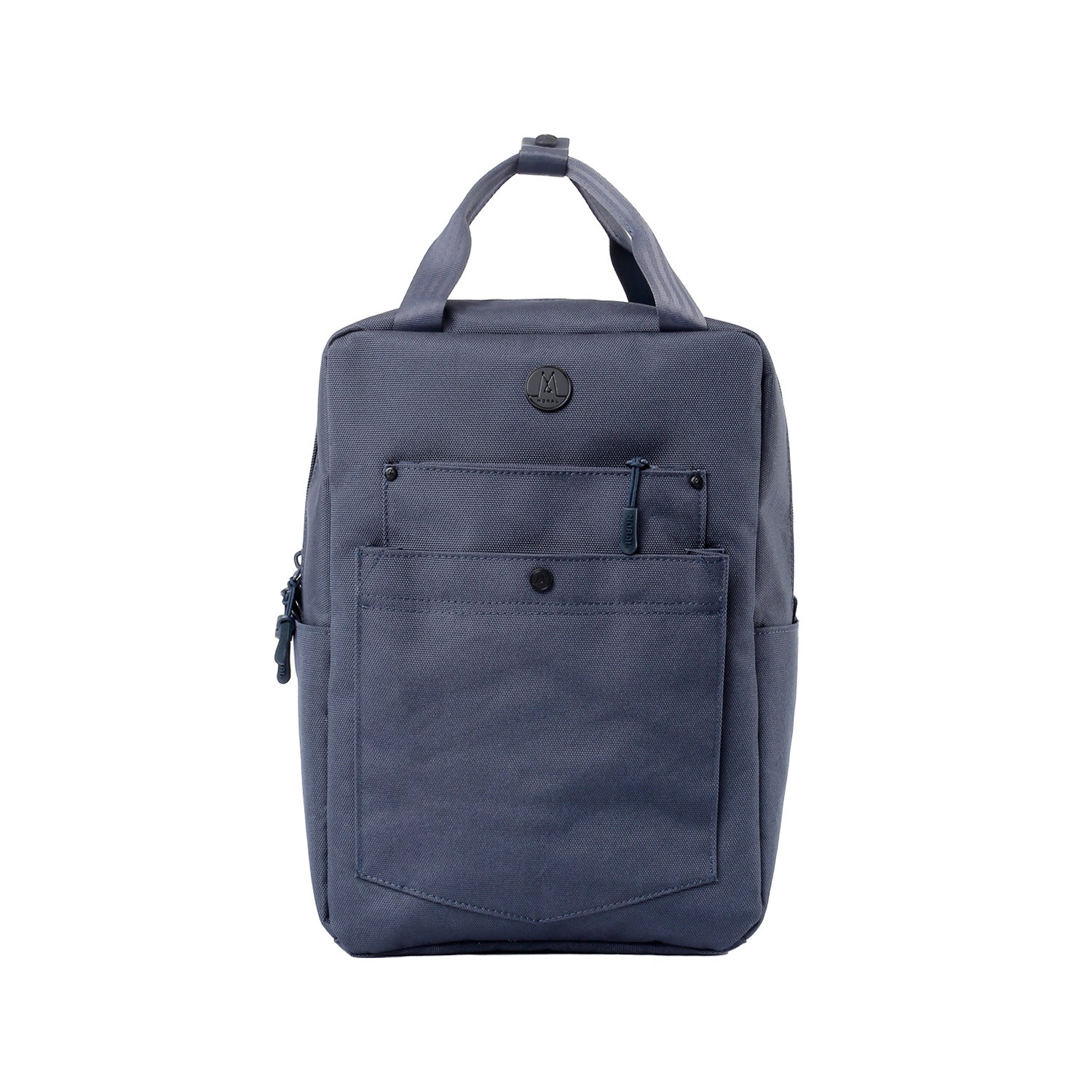 Moral Budd Gizza 13吋電腦背包 Woodland，正面造型俐落，搭配品牌專屬LOGO。外層口袋方便日常收納。