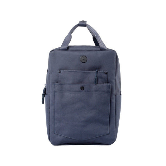 Moral Budd Gizza 13吋電腦背包 Woodland，正面造型俐落，搭配品牌專屬LOGO。外層口袋方便日常收納。