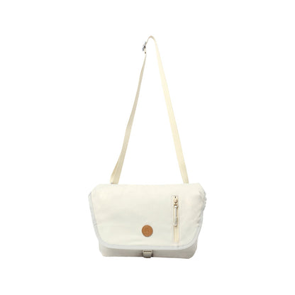 MORAL Northside Bostin 郵差包(中)米白色款，配有可調式肩帶與前方拉鍊口袋。設計清新簡約，適合日常搭配。