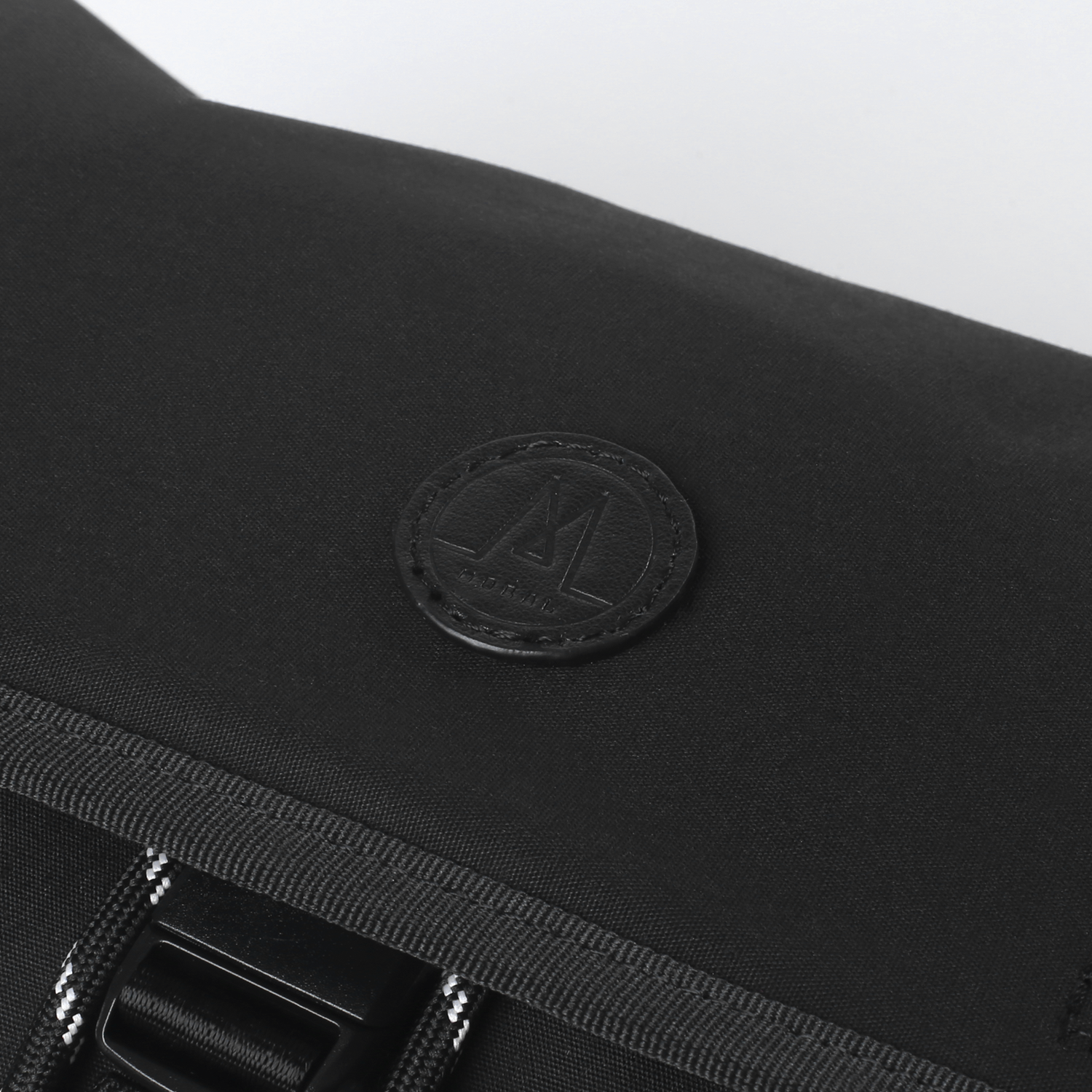 MORAL Northside Bostin 郵差包(中)黑色翻蓋，展現品牌低調質感標誌。細節設計突顯高級時尚品味。