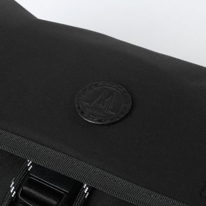 MORAL Northside Bostin 郵差包(中)黑色翻蓋，展現品牌低調質感標誌。細節設計突顯高級時尚品味。