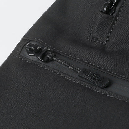 MORAL Cecil Trackies 可生物降解背包，細節呈現品牌LOGO拉鍊設計。防潑水拉鍊提升日常使用的耐用度與保護力。