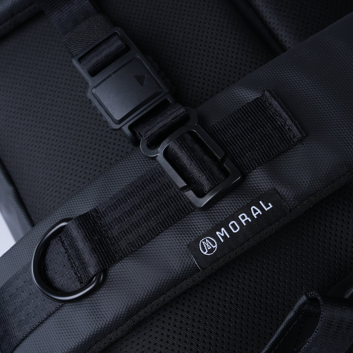 展示Moral CECIL COMPACT II 背包的高強度扣具與品牌 LOGO，突顯耐用性與細節設計
