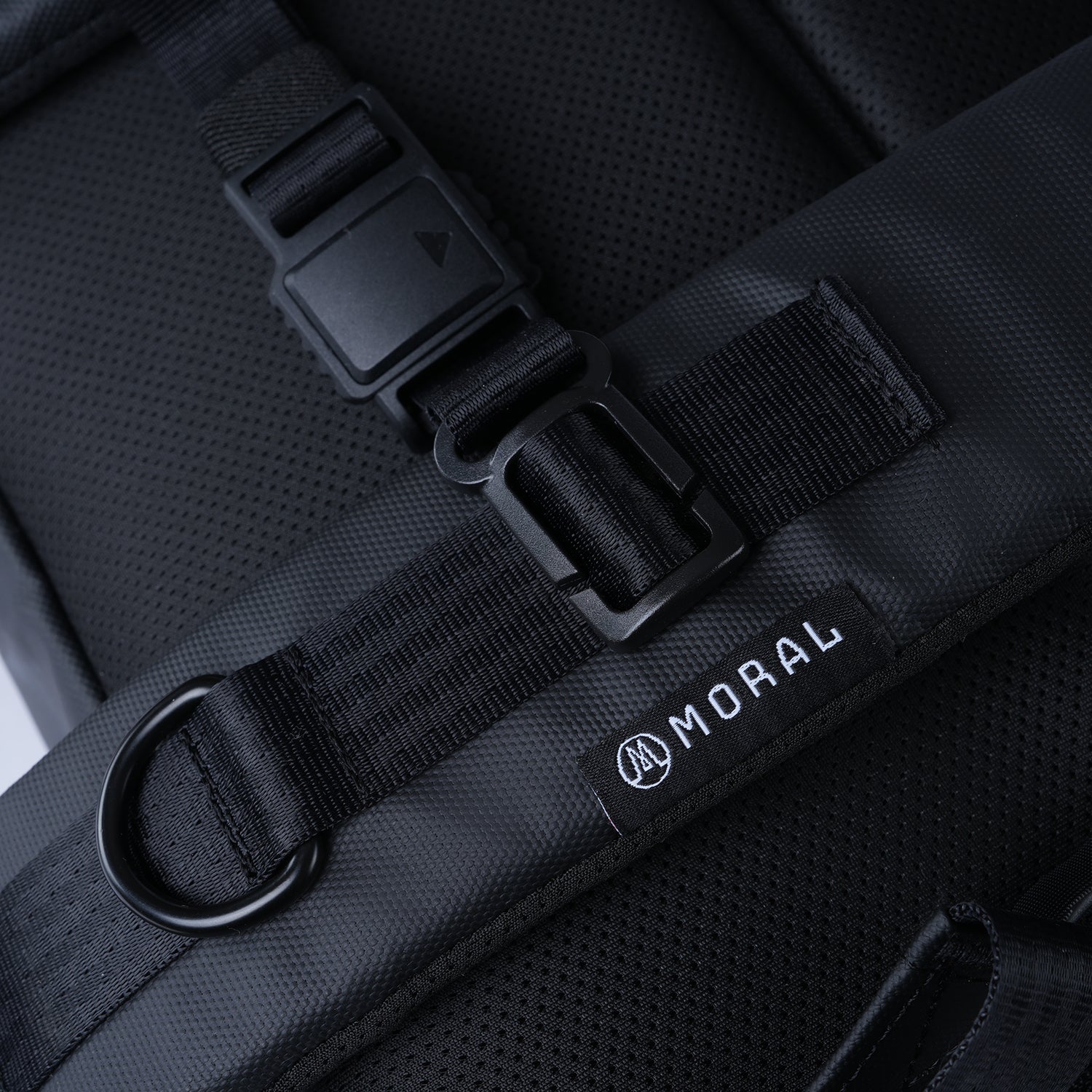 展示Moral CECIL COMPACT II 背包的高強度扣具與品牌 LOGO，突顯耐用性與細節設計