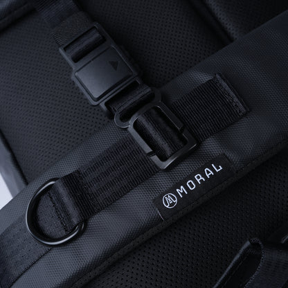 展示Moral CECIL COMPACT II 背包的高強度扣具與品牌 LOGO，突顯耐用性與細節設計