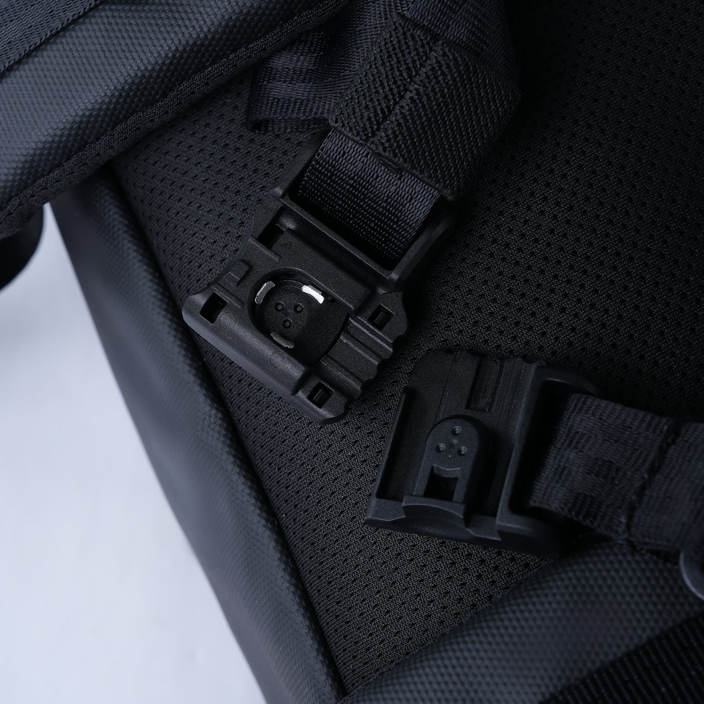 展示Moral CECIL COMPACT II 背包的高強度扣具，突顯耐用性與細節設計