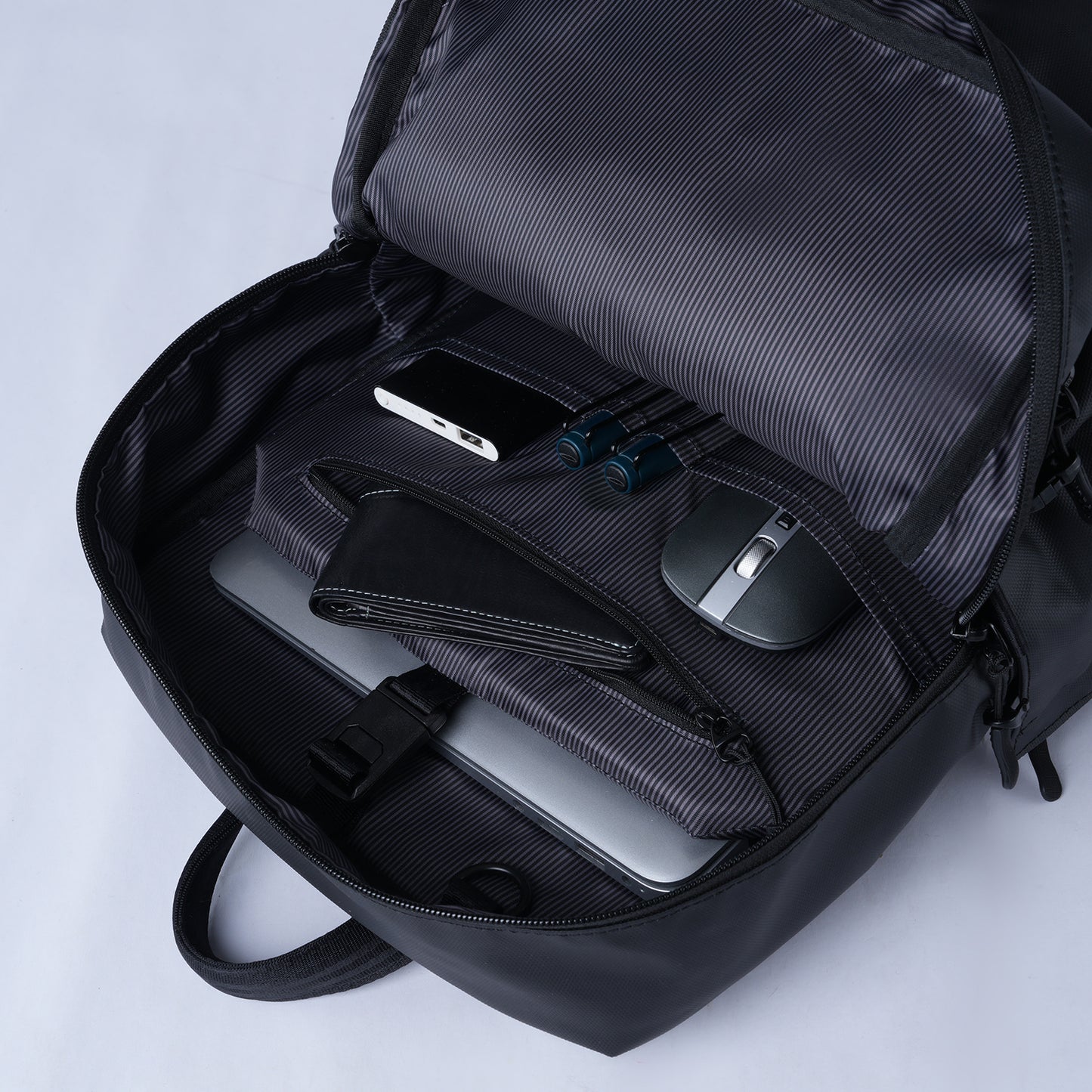 Moral CECIL COMPACT II 背包內部多功能分隔設計，包含筆電夾層與小物收納空間