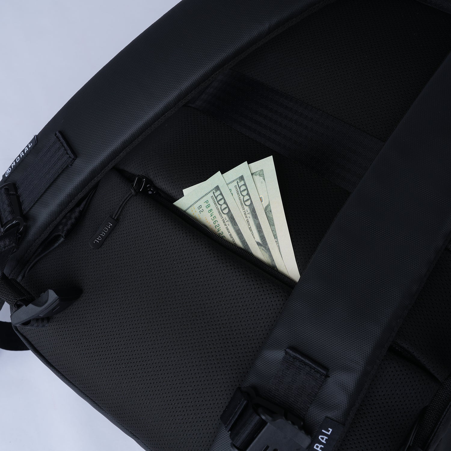 展示Moral CECIL COMPACT II 背包背部隱藏口袋設計，可存放現金或重要物品，提升安全性