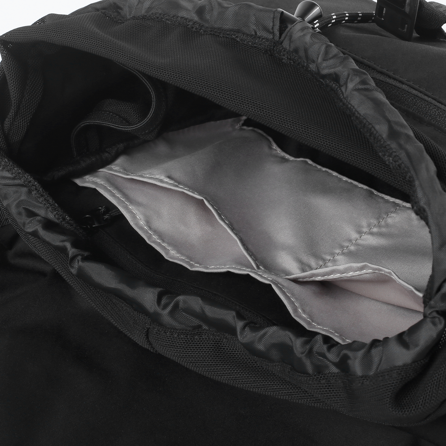 MORAL Northside Bostin 郵差包(中)內部設有多層分隔收納空間。貼心設計方便分類擺放各類物品。