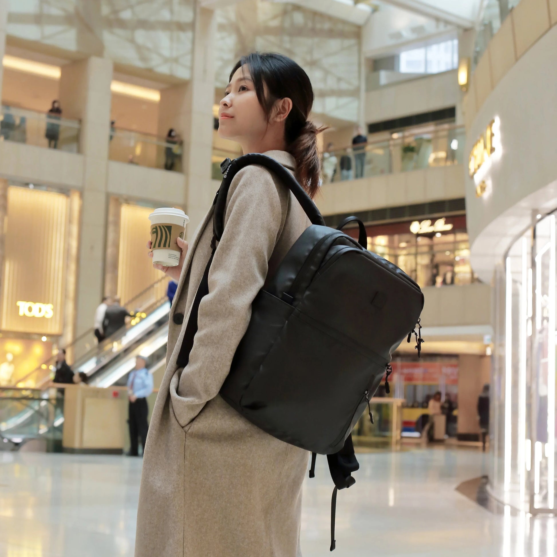 模特在商場內背負Moral CECIL COMPACT II 背包，展現其時尚與實用兼備的特點