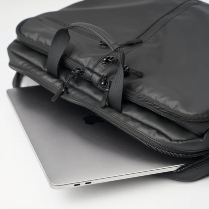 Moral Cecil Trackies Stealth Bomber Edition 公事包內部容量展示，可容納17吋平板電腦及多種辦公用品。分層設計提升收納效率，滿足商務需求。