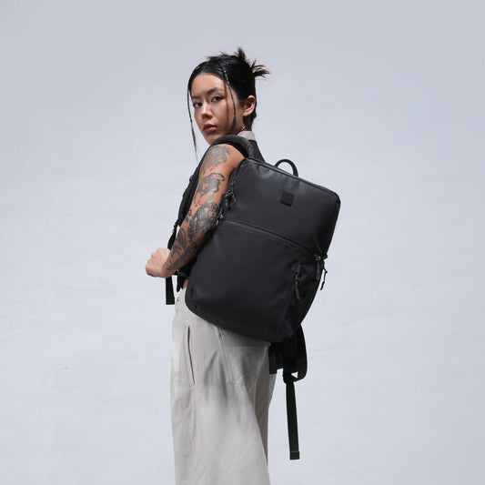 模特背負黑色 Moral CECIL COMPACT II 背包，展現輕便與人體工學設計