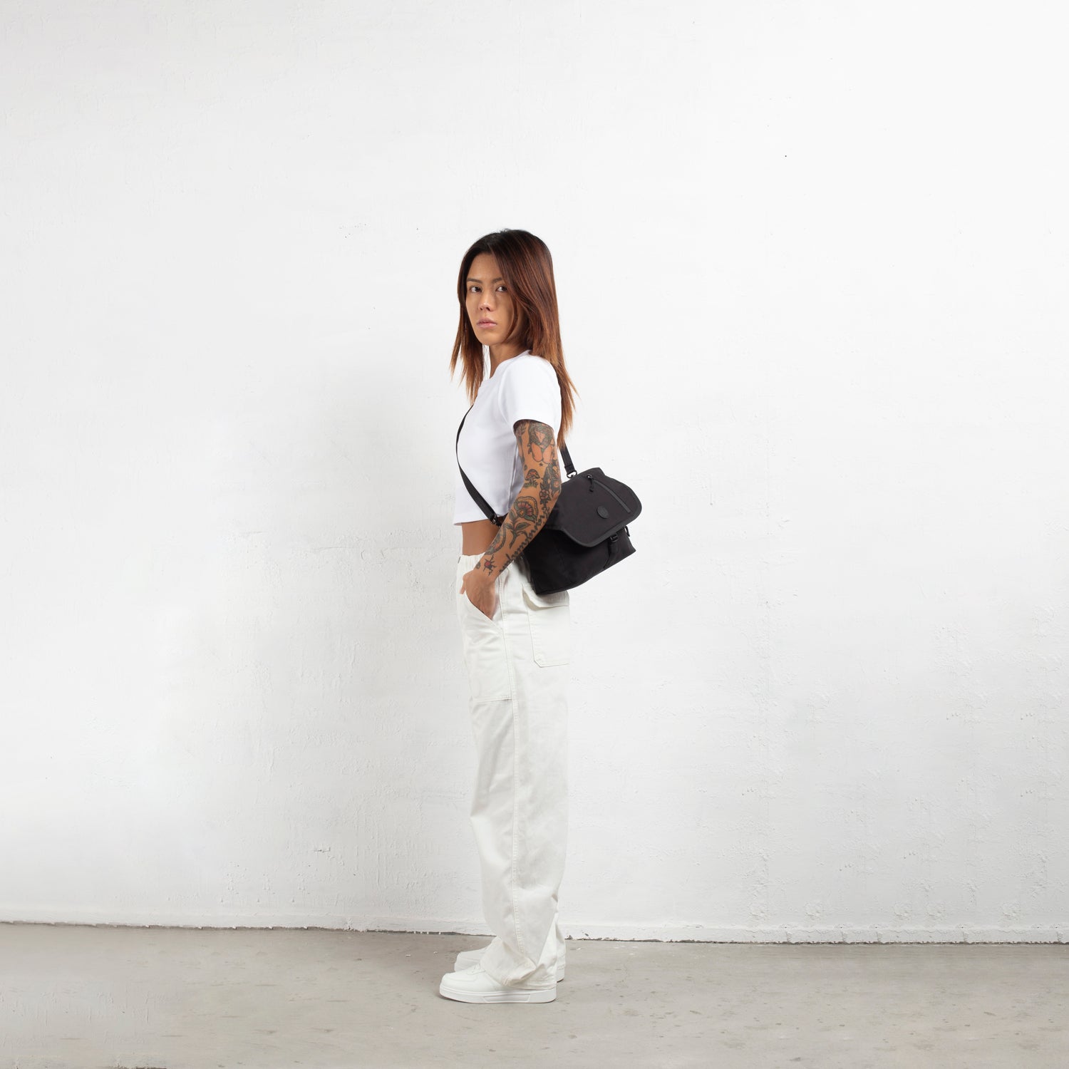 MORAL Northside Bostin 郵差包(中)經典黑色款，展現簡約俐落造型。適合日常外出與休閒穿搭。