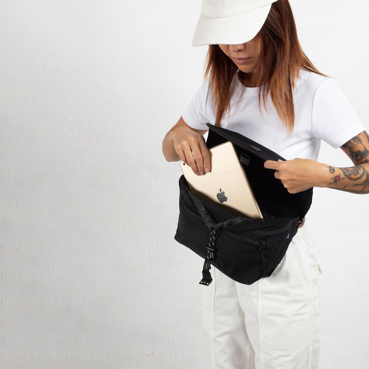 MORAL Northside Bostin 郵差包(中)經典黑色款，可輕鬆收納11吋平板電腦。實用設計適合日常通勤與外出。