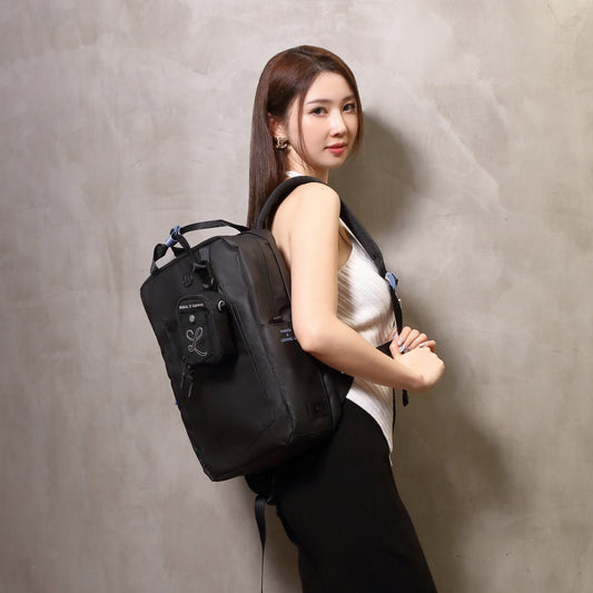 Moral x Leanne.LY Budd Gizza 背包 呈現經典黑色外型與品牌標誌細節。包身結構俐落，展現時尚與實用兼備的設計感。