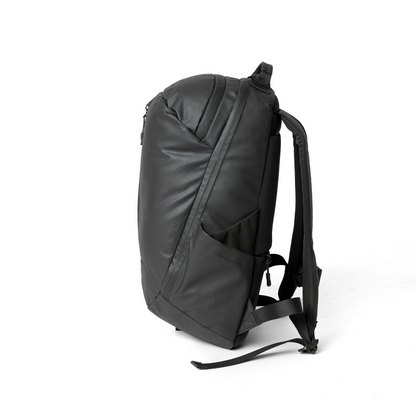 Moral UMAGO STAG II 背包 STEALTH BOMBER EDITION 側面展示，突顯簡約流線的外型設計。防潑水材質與立體輪廓提升整體質感與功能性。